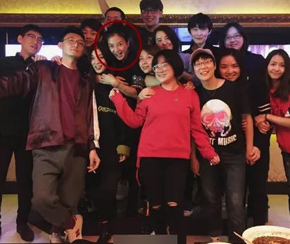 赵薇素颜为员工庆生 嘟嘴献吻与寿星玩亲亲