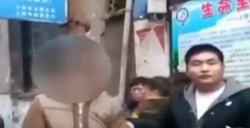 人贩子当街掳小孩丧尽天良!  路人挺身而出将其就地正法