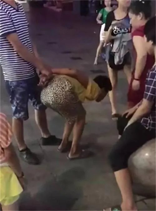 眉山夜市有人偷小孩？警方回应疑似假币纠纷