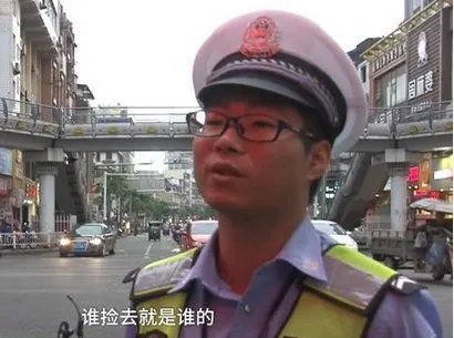 小伙撒钱扔中华烟是怎么回事？