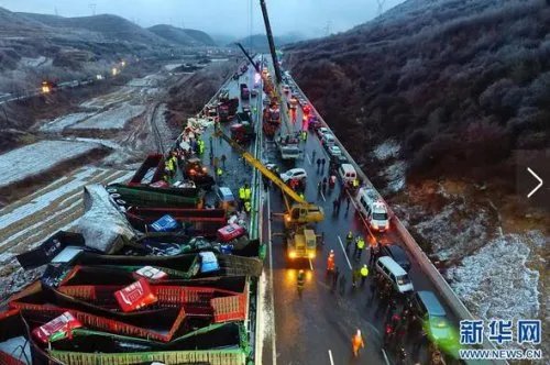 京昆高速多车相撞 受雨雪天气影响
