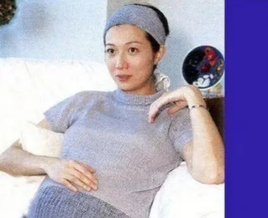 吴绮莉为女儿和自己发声，多次发文回怼成龙话题，二人究竟有何恩怨？