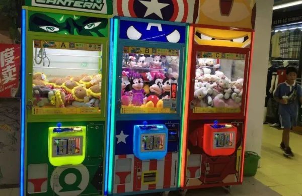 四川一娃娃机里现真娃娃，他到底是从哪里钻进去的？