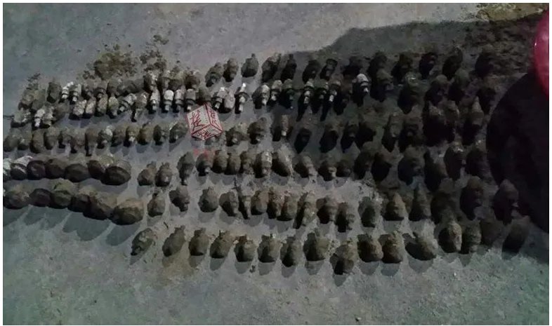 湖北农民挖到百枚炮弹 当成宝贝背回家