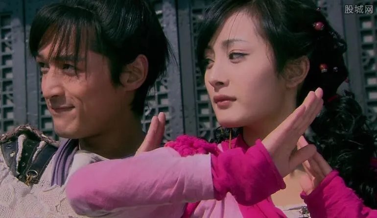 胡歌杨幂贴耳亲密热聊 揭秘胡歌杨幂的爱恨情仇