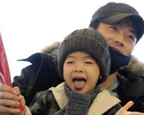 权相佑儿子曝光 网友：一个模子印的