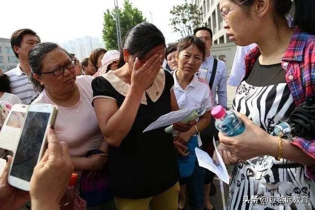 母亲把女儿送错考点