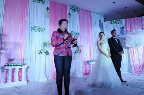 单位领导婚礼致辞  简单大气的致辞