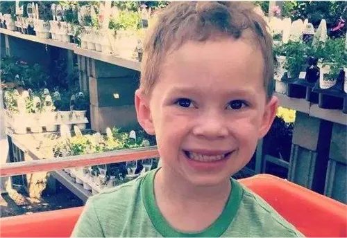 心疼假笑男孩是怎么回事 假笑男孩为什么要假笑