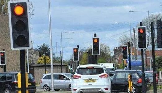 广州现地上红绿灯,当地市民是否习惯这样的红绿灯呢?