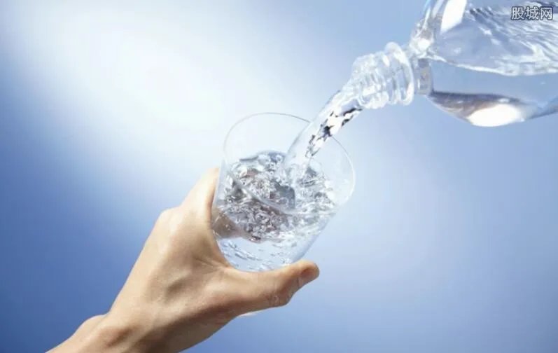 白水8元1杯 回应称明码标价一个愿打一个愿挨