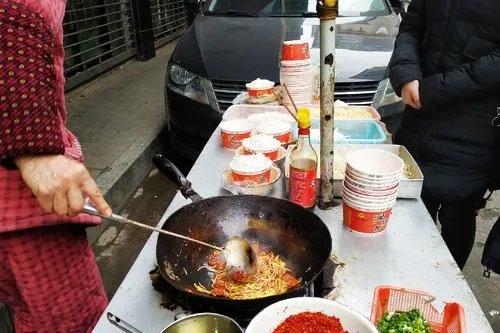 卖炒饭收款码被人掉包,网友却都在关注每天千元收入?