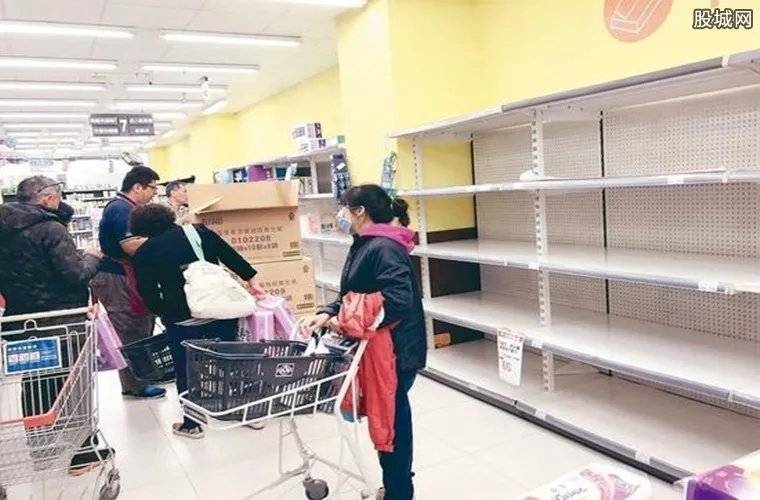 全民疯抢卫生纸 各大卖场的卫生纸被抢购一通