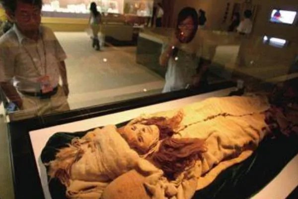 小河公主容貌复原图:美丽的混血女孩(脸上挂着微笑)