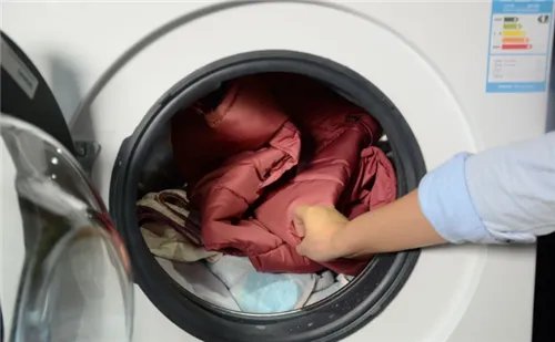 羽绒服能用洗衣机洗吗