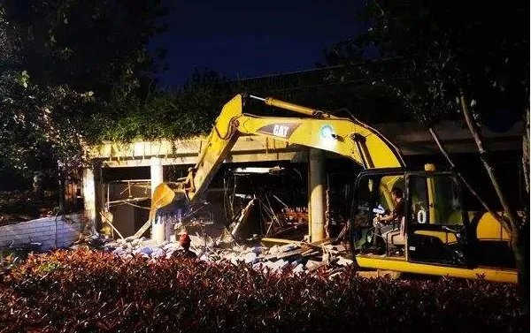 秦淮河河堤违建涉事9人被处理,将给予什么样的处分?