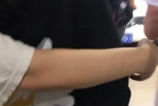 Baby被保安搂腰是怎么回事 Angelababy为何被保安搂腰