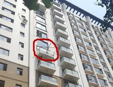 小区阳台集体垮塌是怎么回事？