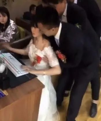 新娘结婚当天网吧开黑 新郎拖都拖不走（图）