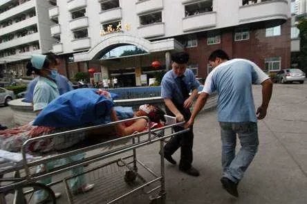 男子校门口持刀行凶致4学生受伤，他会被如何判决？