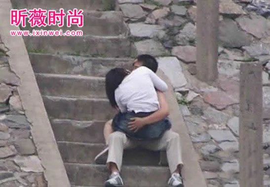 惊!小情侣大庭广众下竟来真的:情侣不雅行为实拍