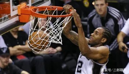 科怀·伦纳德是什么时候和快船队签约的?