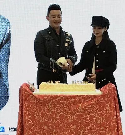 孕妈Baby曝近照 孕肚明显隆起心情不错