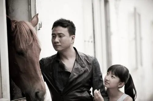 父亲摆摊照顾因病沉睡女儿12年,父爱有多伟大?