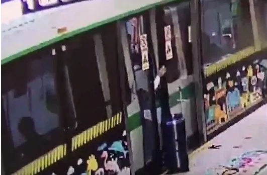 女乘客强扒地铁门是怎么回事？