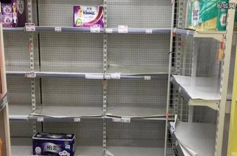 全民疯抢卫生纸 各大卖场的卫生纸被抢购一通