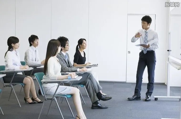 甲骨文回应裁员 甲骨文被裁员工不满赔偿拉横幅抗议