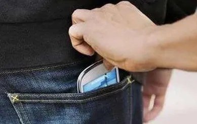 男子地铁突然被铐是怎么回事?