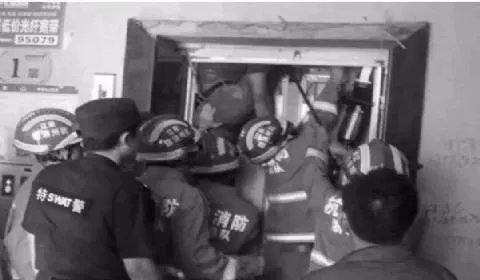修电梯为何被卡致死呢?