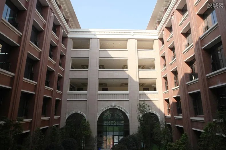 大学生卖房建学校 建一所学校要多少钱