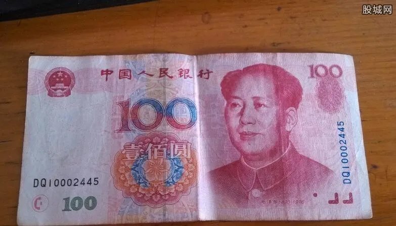 男子当街烧人民币 烧毁一张张百元人民币