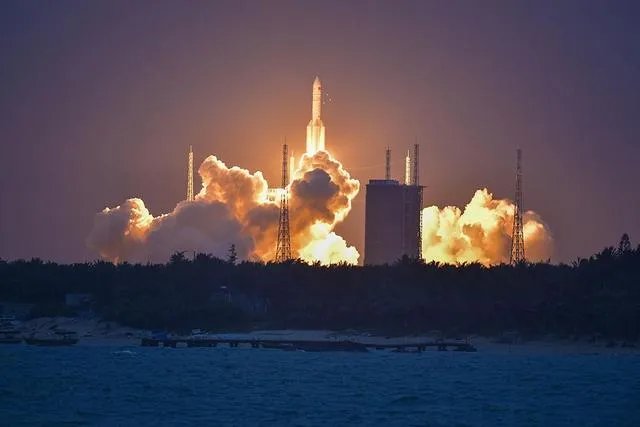 我国年底将发射嫦娥五号，我们距离登月还有多远？