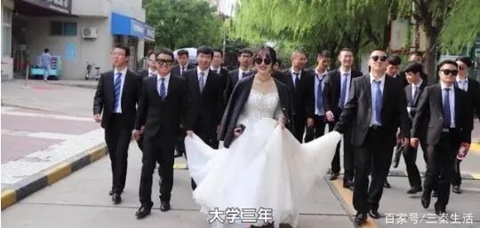 毕业班男生给唯一女生备婚纱 事件背后的细节之处感动人心