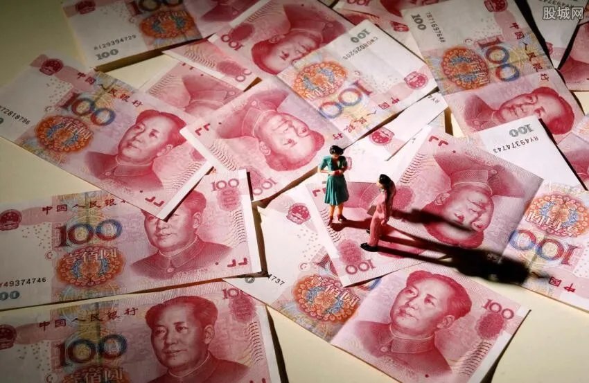 男子33万现金做花 银行称涉嫌违法