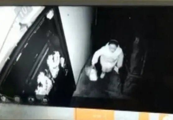 女孩垃圾放邻居门怎么回事 女孩和邻居有什么过节吗