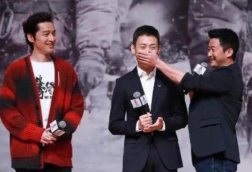 胡歌跪地签名引热议