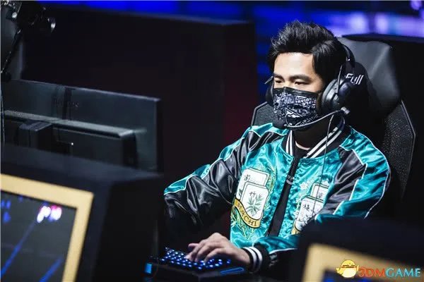 4月22日周杰伦牵手张彬彬 《LOL》L-LIV直播首秀