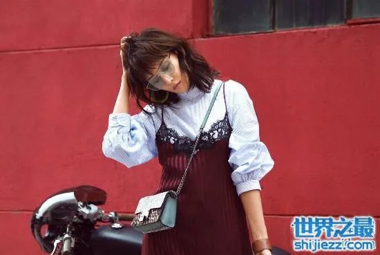 张蓝心是郎平的女儿，郎平的女儿实际上是白浪 