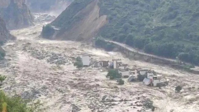 四川丹巴泥石流形成堰塞湖是什么原因？