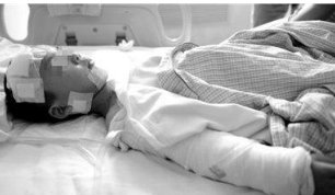 7岁男孩为保护妈妈为何被烧伤？