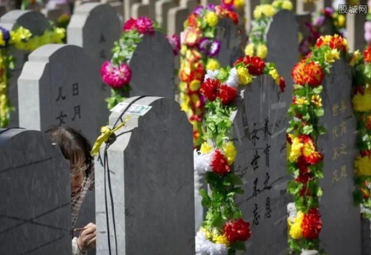 上坟真车被烧走 冬季需注意火灾隐患