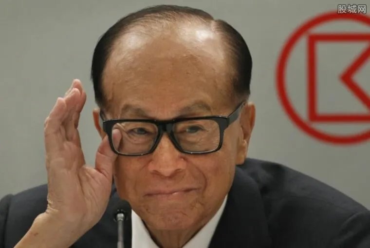 李嘉诚公司被唱空 套现千亿逃离内地