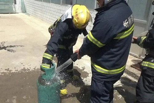 武汉某餐馆操作间发生爆燃，是否有造成人员伤亡？