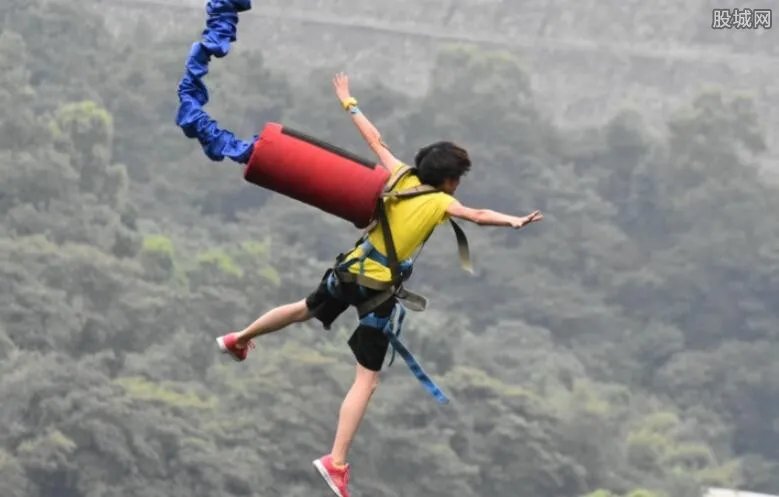 女子穿连衣裙蹦极 这一跳结果尴尬了