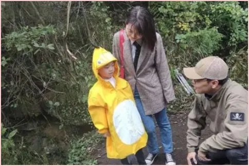 小男孩发现恐龙足迹,你怎么看待这个特别的恐龙迷?