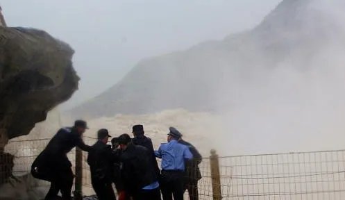 男子壶口瀑布跳下获救了吗?